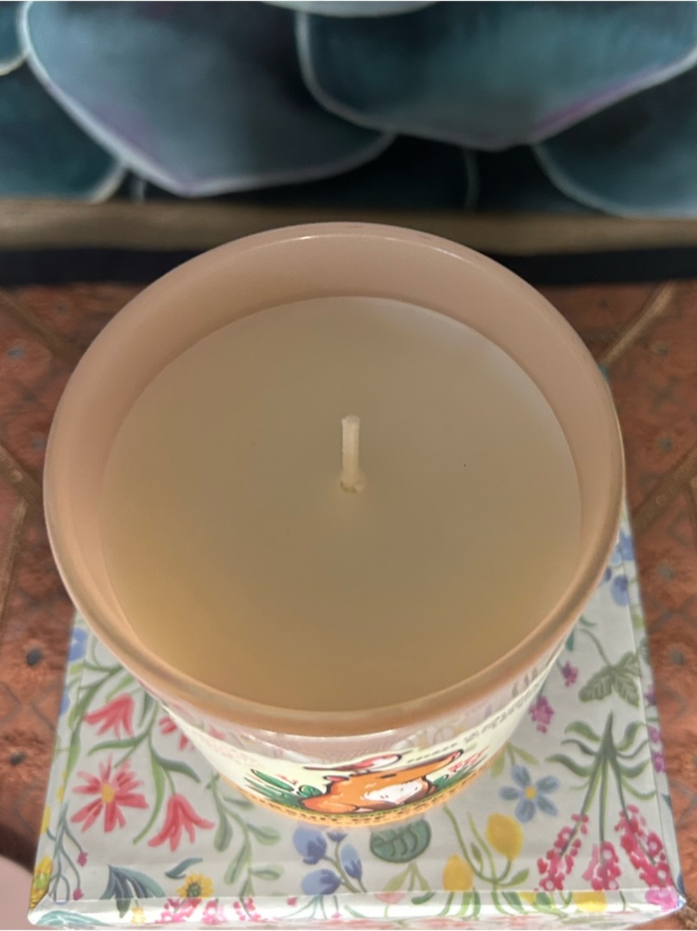 Leoben Company Pursuit of Capyness Jasmine Saffron Cedarwood Scented Candle - Picture 3 of 3
